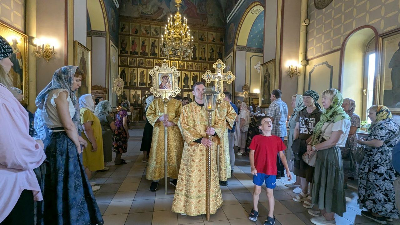 Крестный ход в честь праздника Первоверховных Апостолов Петра и Павла.